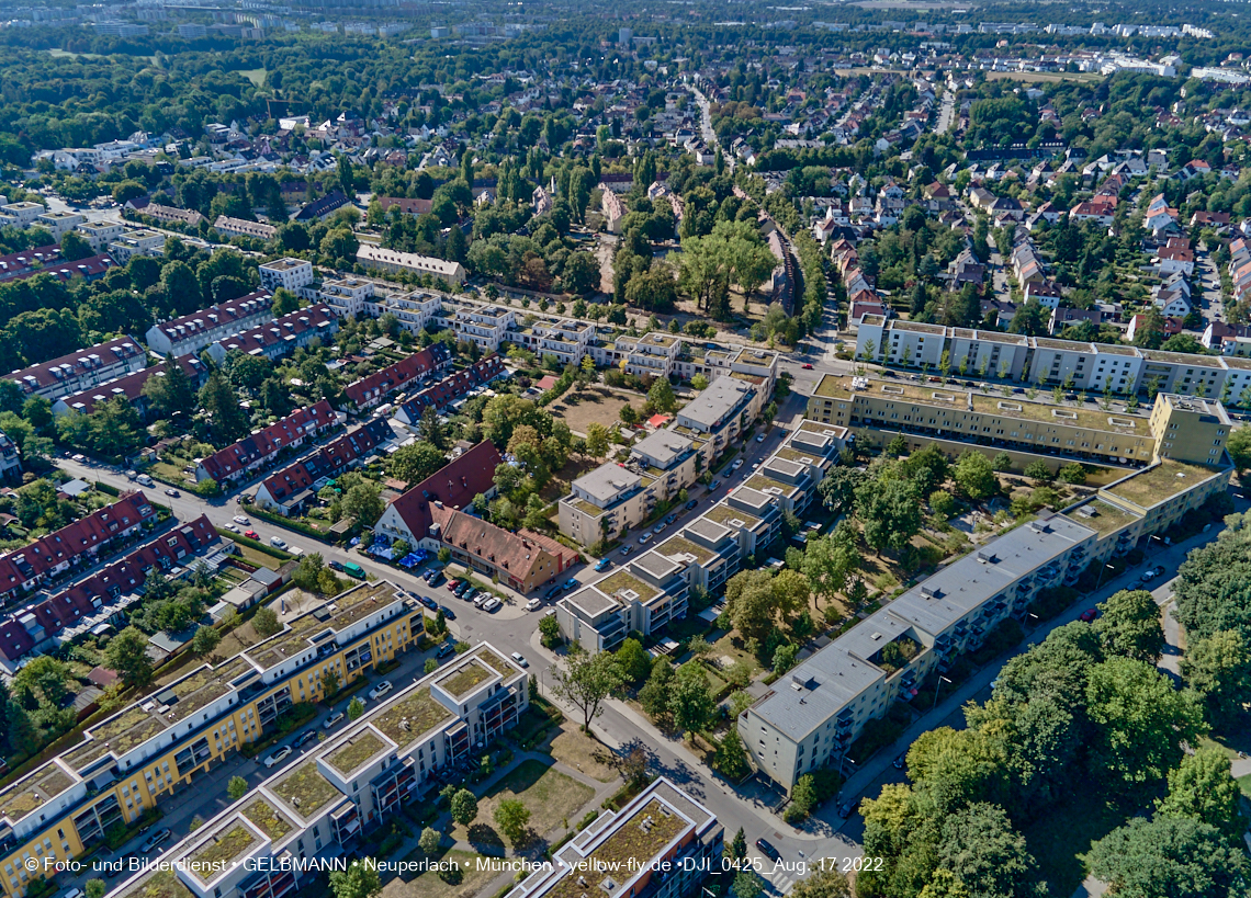 17.08.2022 - Luftbilder von der Baustelle Maikäfersiedlung in Berg am Laim